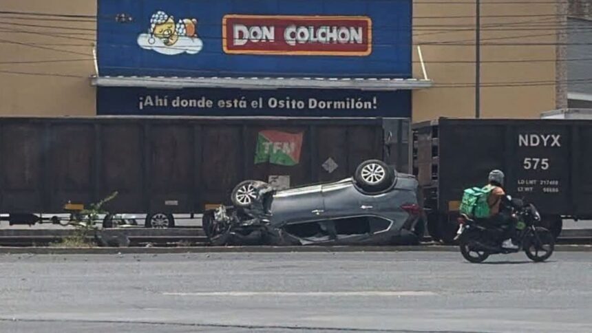 Tren impacta a 3 vehículos en San Nicolás; camioneta vuelca