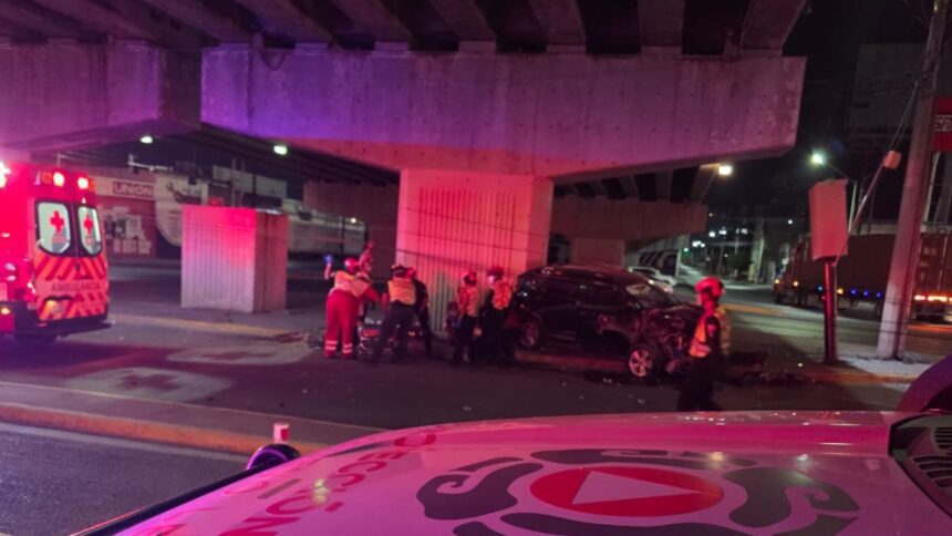 Tres mujeres heridas tras choque contra poste y puente en el cruce de Lincoln y Rangel Frías en Monterrey