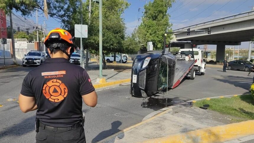 Conductor pierde el control y termina volcado en el cruce de Jiménez y Morones Prieto en San Pedro