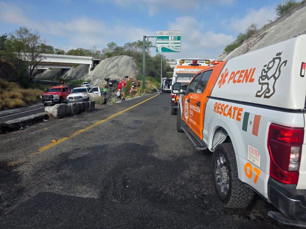 Vuelca autotanque en Juárez y una persona queda atrapada