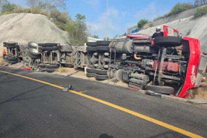 Vuelca autotanque en Juárez y una persona queda atrapada