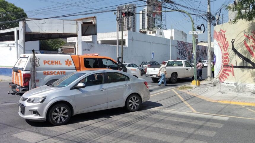 Accidente deja 2 lesionados tras choque en Centro de Monterrey