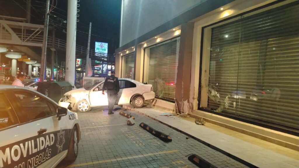 Auto se estrella contra mueblería en San Nicolás y provoca daños en fachada; sin lesionados