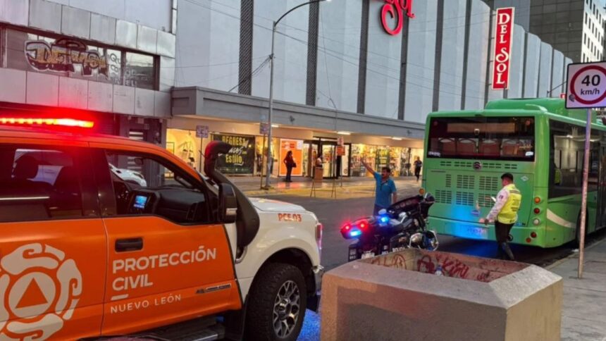 Camión urbano atropella a una joven de 17 años en el Centro de Monterrey