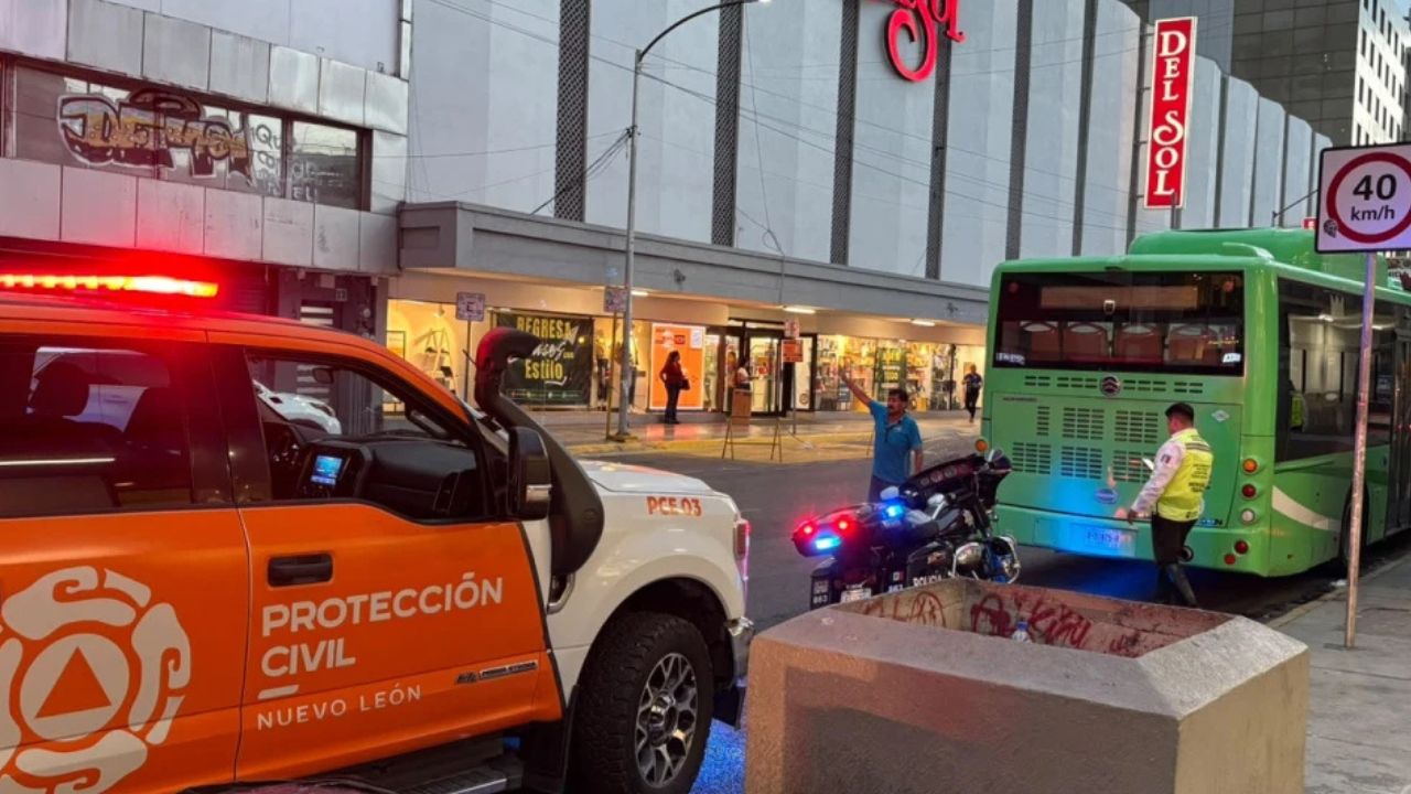 Camión urbano atropella a una joven de 17 años en el Centro de Monterrey
