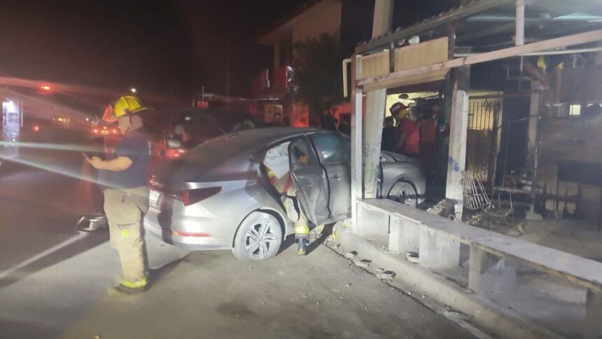 Camioneta choca contra auto estacionado y fallece a mujer en la colonia San Bernabé en Monterrey