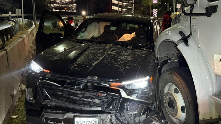 Camioneta choca contra muro de contención en av. Garza Sada en Monterrey