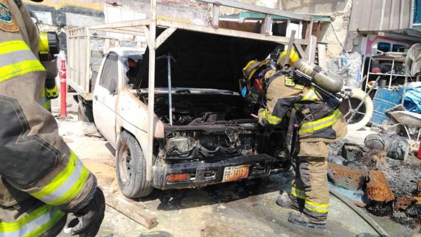 Chispa de soldadura incendia camioneta en el Centro de Monterrey