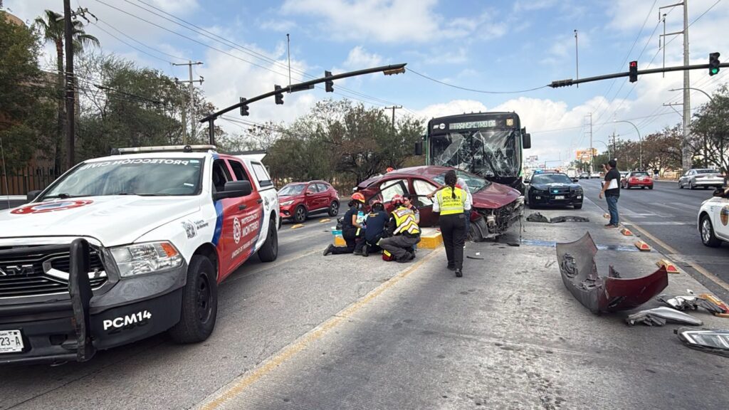 Choque entre auto y una unida de la Ecovía deja 10 lesionados en Monterrey