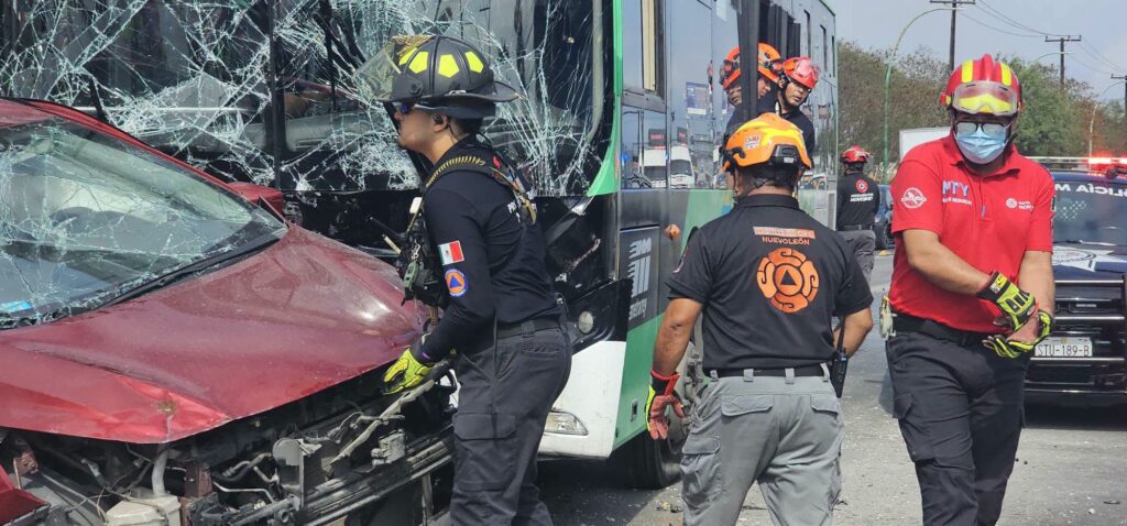 Choque entre auto y una unida de la Ecovía deja 10 lesionados en Monterrey