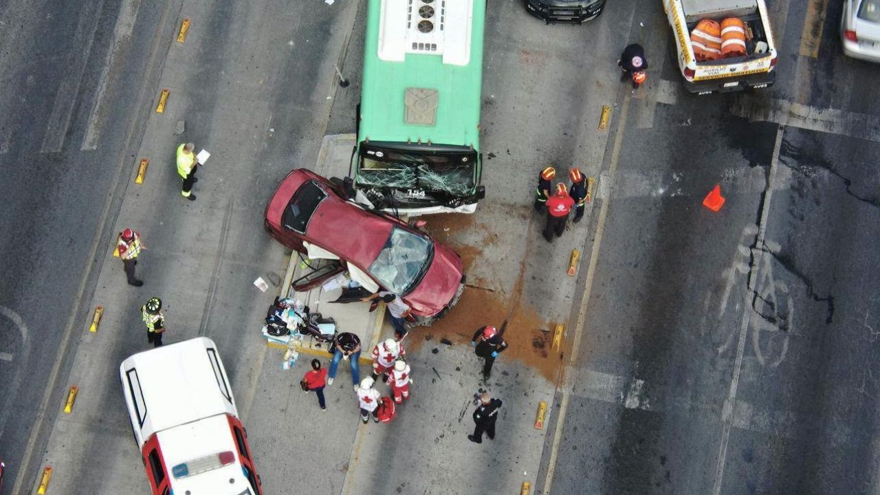 Choque entre auto y una unida de la Ecovía deja 10 lesionados en Monterrey
