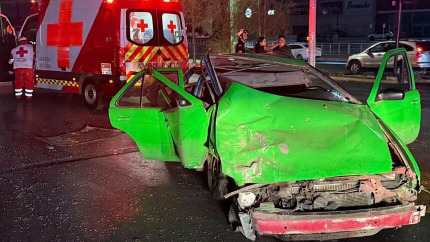 Choque en avenida Lincoln deja a conductor herido en Monterrey