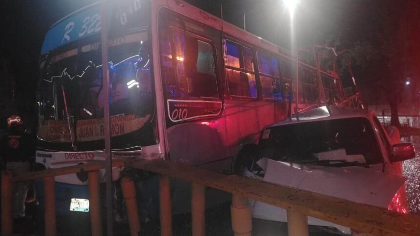 Choque entre camión y camioneta deja 15 lesionados en Monterrey