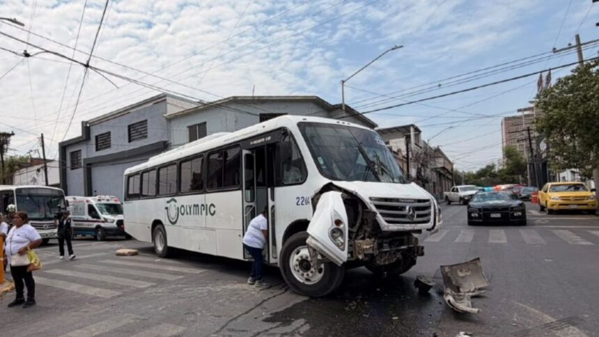 Choque de camiones deja 21 lesionados en el Centro de Monterrey