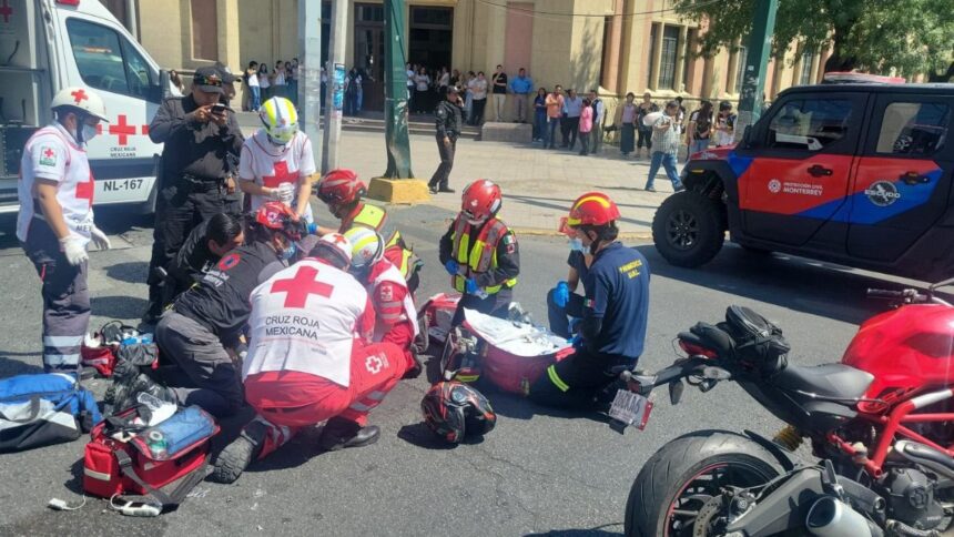 Motociclista sufre paro cardíaco tras choque en la colonia Obrera en Monterrey