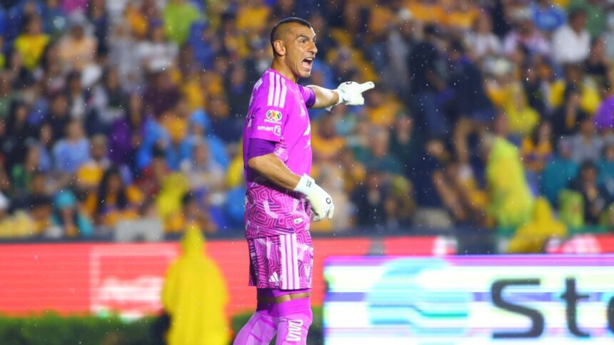 Concacaf reduce a cuatro partidos la sanción de Nahuel Guzmán
