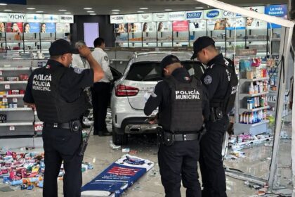 Conductor de 88 años termina con su auto dentro de farmacia en San Pedro