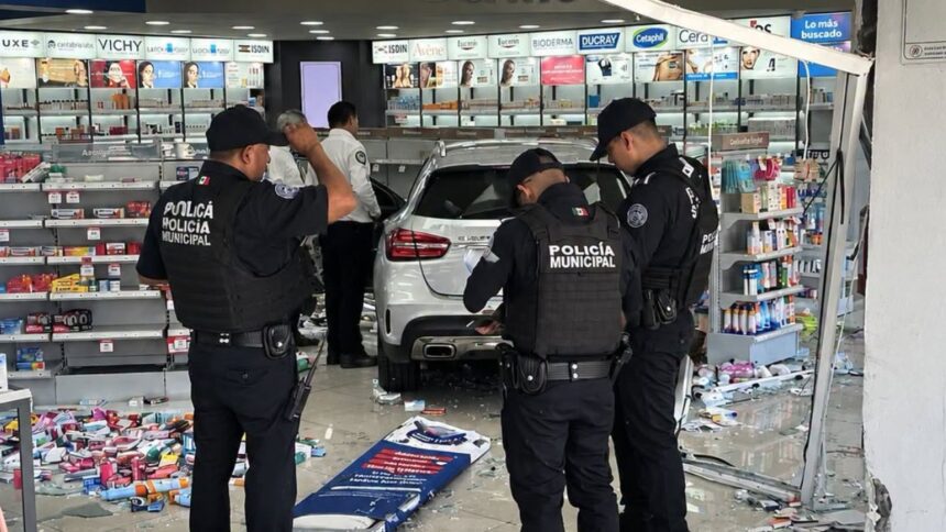 Conductor de 88 años termina con su auto dentro de farmacia en San Pedro