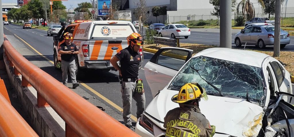 Conductor lesionado al chocar contra muro en el puente de Morones Prieto en Monterrey