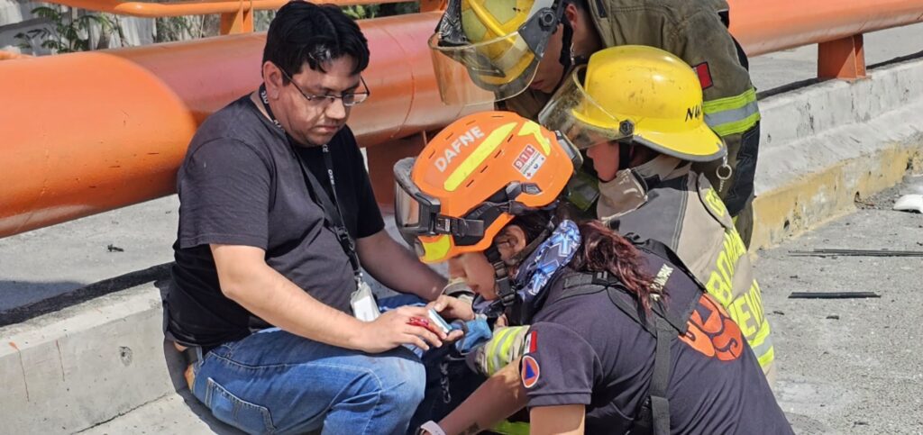 Conductor lesionado al chocar contra muro en el puente de Morones Prieto en Monterrey
