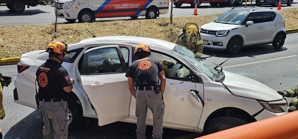 Conductor lesionado al chocar contra muro en el puente de Morones Prieto en Monterrey