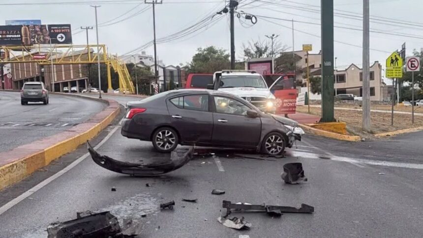 Conductora lesionada tras volcadura en Paseo de los Leones en Monterrey