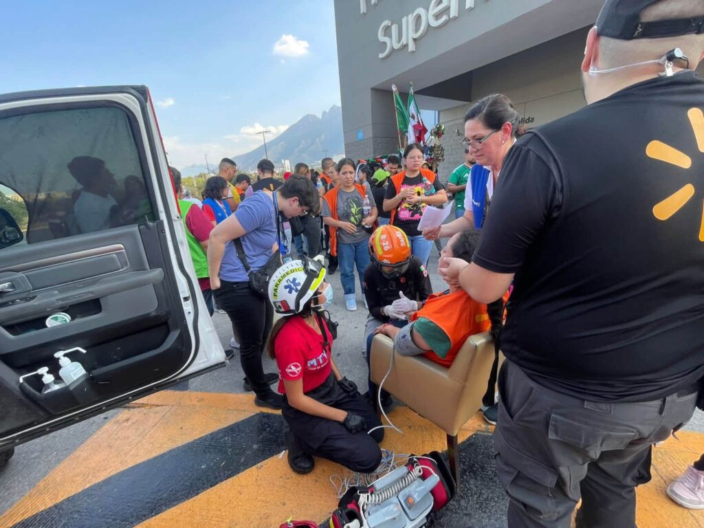Corto circuito provoca incendio en Walmart de Cumbres; evacuan a 75 personas