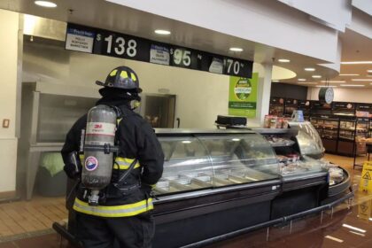 Corto circuito provoca incendio en Walmart de Cumbres; evacuan a 75 personas