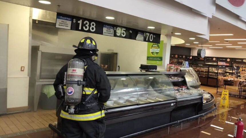 Corto circuito provoca incendio en Walmart de Cumbres; evacuan a 75 personas