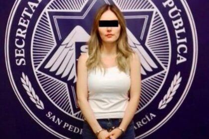 Detienen a mujer por presunto robo de ropa en Plaza San Agustín en San Pedro