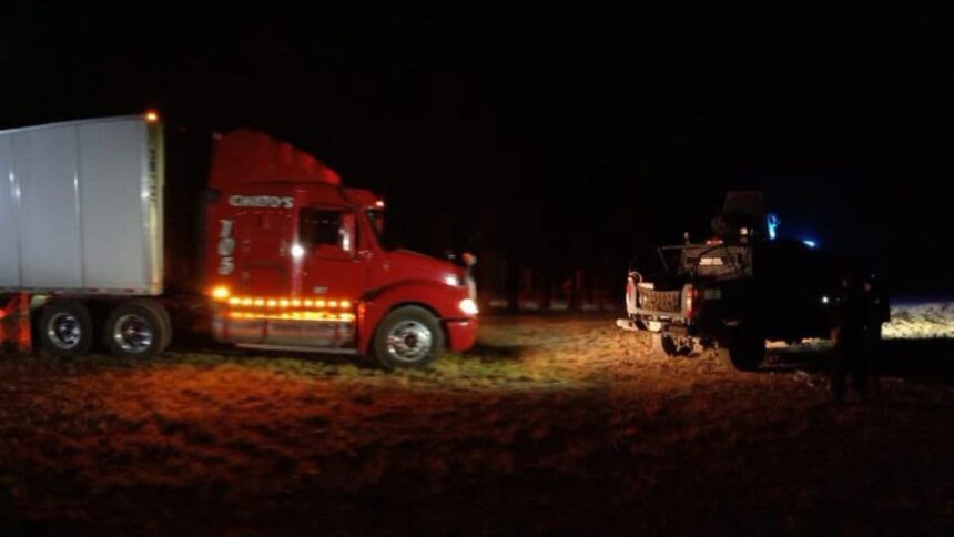 Detienen a trailero con 9 migrantes en Sabinas Hidalgo