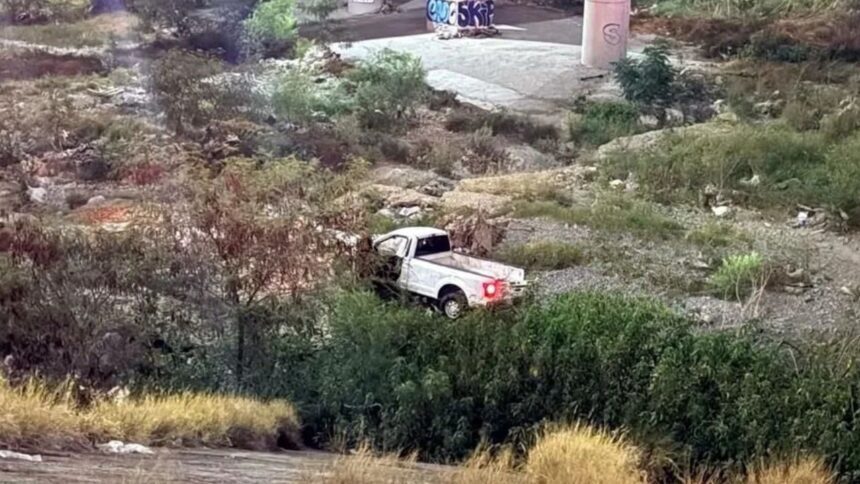 Familia lesionada al caer vehículo al río Santa Catarina en Monterrey