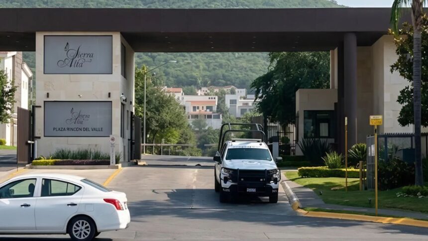 Hallan a persona sin vida en alberca en residencia en Sierra Alta en Monterrey