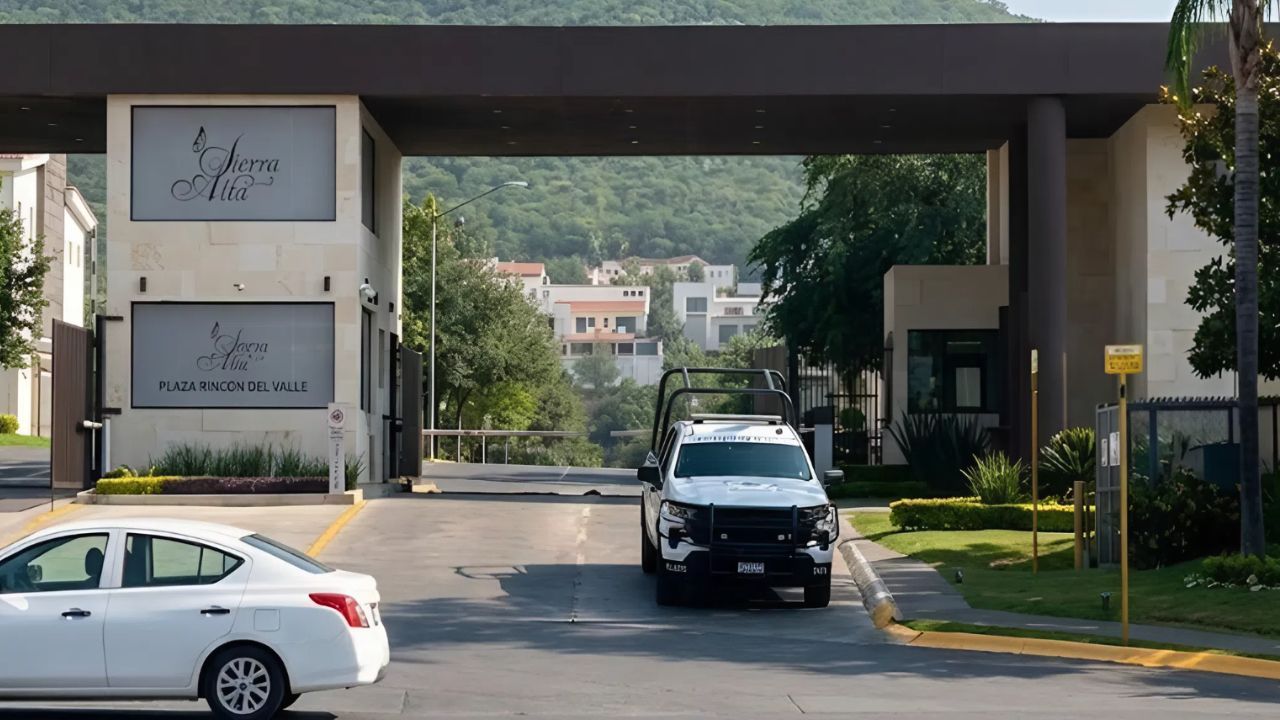 Hallan a persona sin vida en alberca en residencia en Sierra Alta en Monterrey