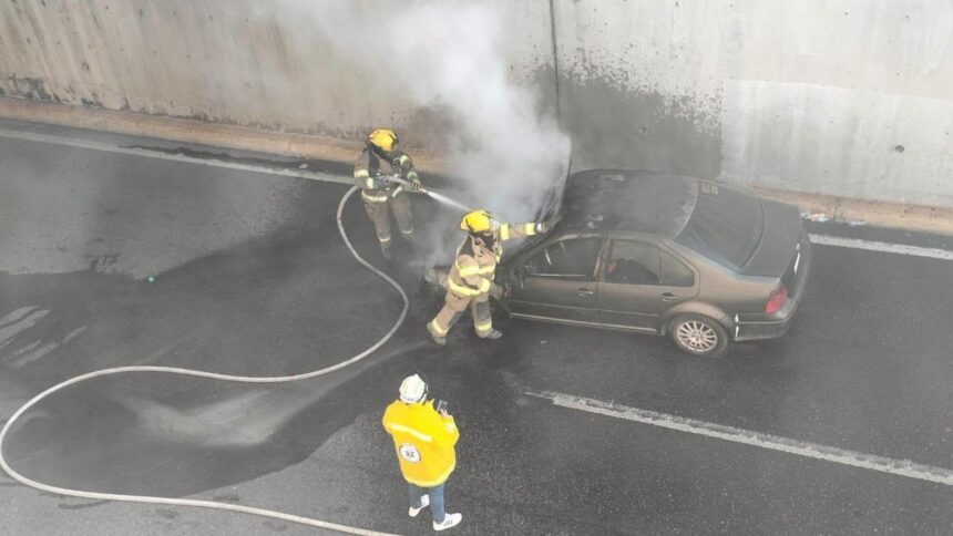 Incendio de auto cierra Lázaro Cárdenas y afecta vialidad en Monterrey