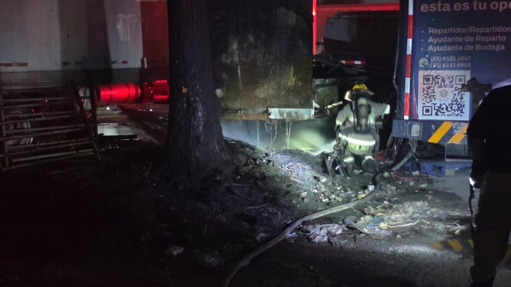 Incendio de basura alcanza tráiler en carretera a Laredo en Apodaca