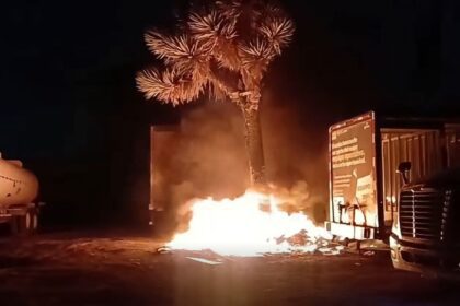 Incendio de basura alcanza tráiler en carretera a Laredo en Apodaca