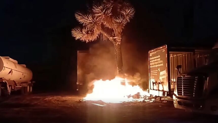 Incendio de basura alcanza tráiler en carretera a Laredo en Apodaca