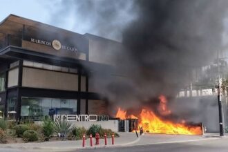 Incendio en plaza comercial obliga a evacuar a 182 personas en Monterrey