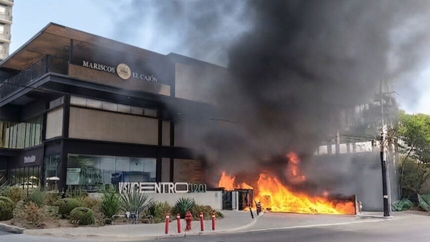 Incendio en plaza comercial obliga a evacuar a 182 personas en Monterrey