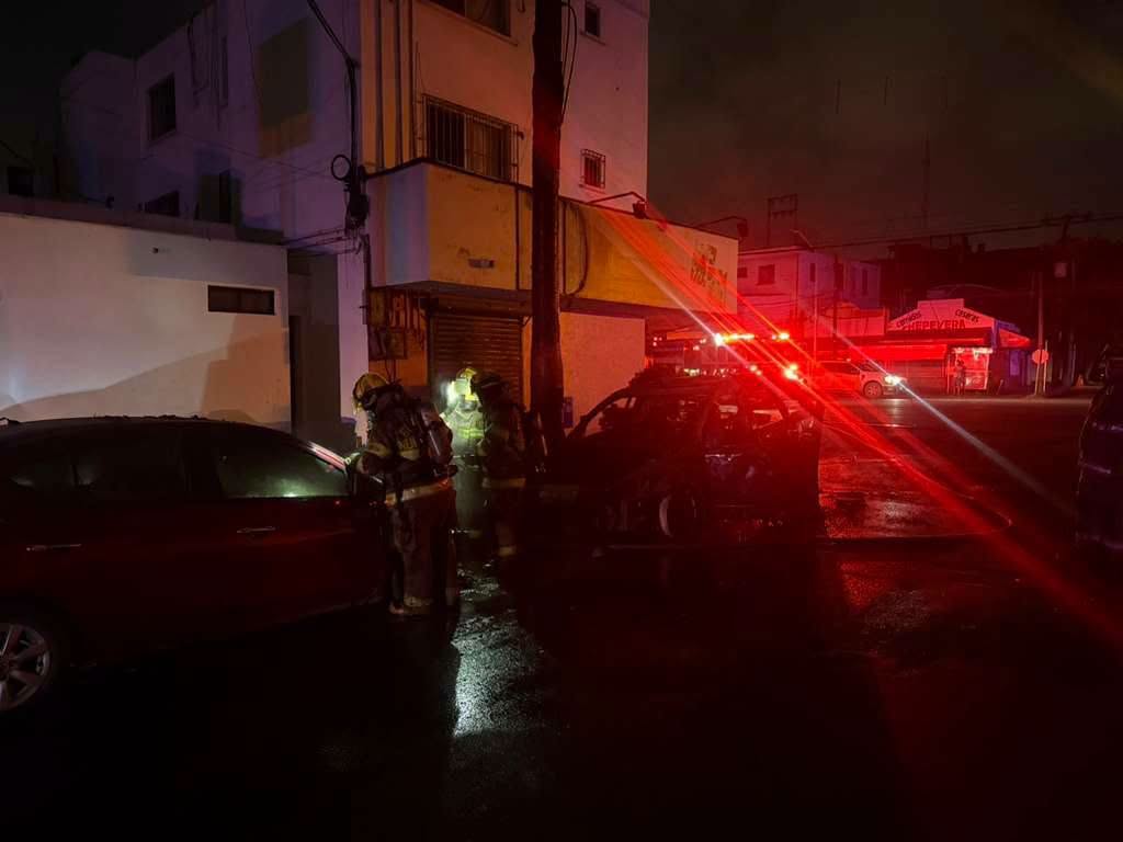 Incendio de cableado alcanza palmera y vehículos en la colonia Chepevera en Monterrey