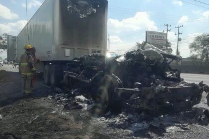 Se incendia camión en el Libramiento Noroeste en Apodaca