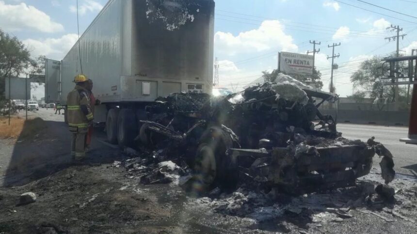 Se incendia camión en el Libramiento Noroeste en Apodaca