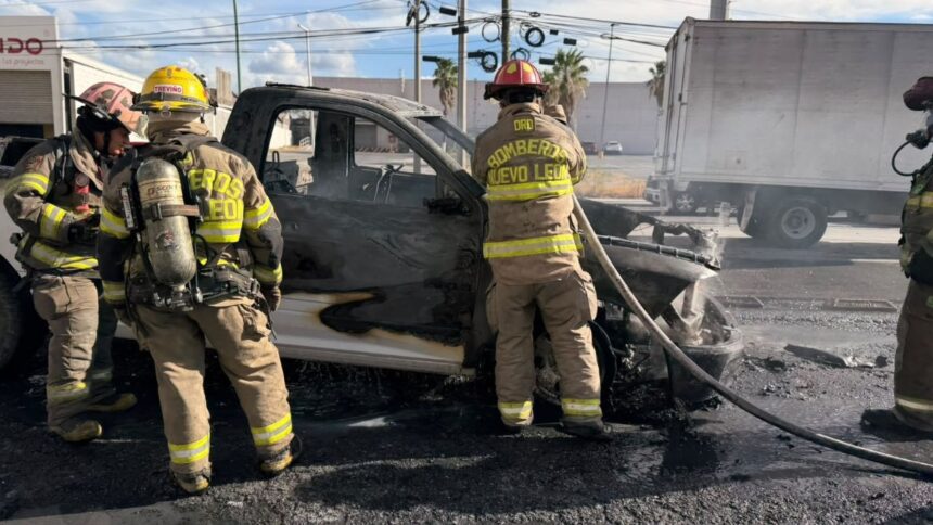 Se incendia camioneta en avenida Ruiz Cortines en Monterrey
