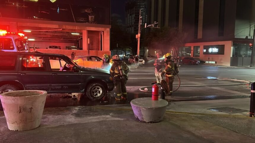 Incendio consume camioneta en la colonia Obrera de Monterrey