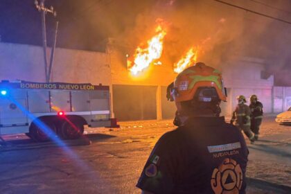 Incendio consume mitad de bodega de colchones FADIMSA S.A. de C.V. en Apodaca