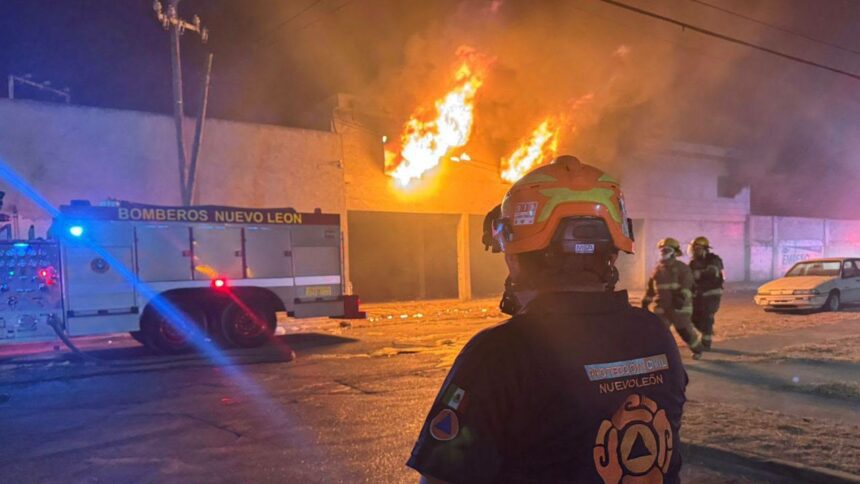 Incendio consume mitad de bodega de colchones FADIMSA S.A. de C.V. en Apodaca