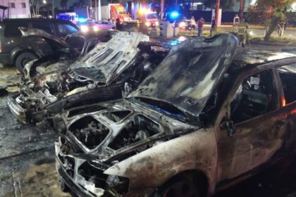 Incendio consume tres vehículos en estacionamiento de Guadalupe
