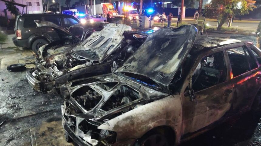 Incendio consume tres vehículos en estacionamiento de Guadalupe