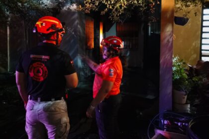 Incendio consume vivienda de dos plantas en la colonia Villa Luz en Juárez